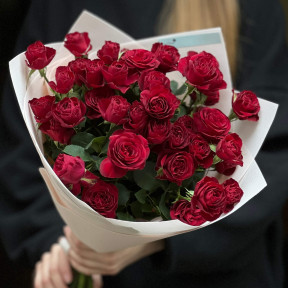 9 гілок кущової троянди Red Trendsetter у букеті «Рубінові відблиски»