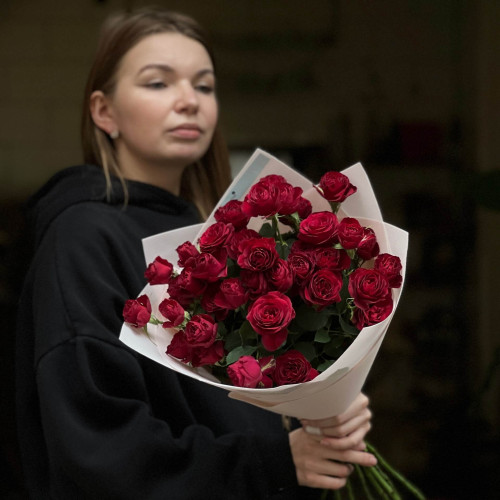 9 гілок кущової троянди Red Trendsetter у букеті «Рубінові відблиски»