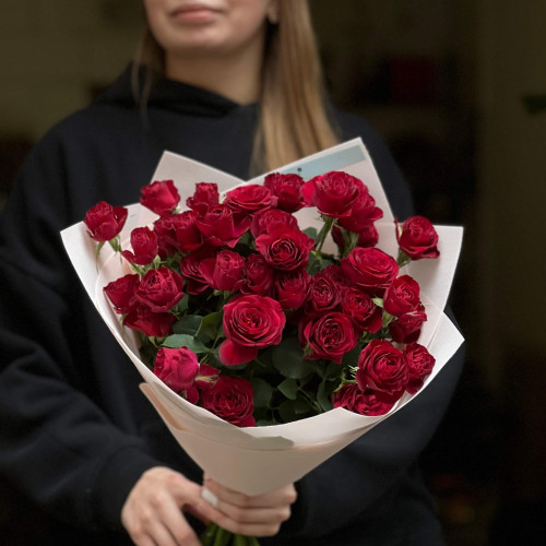 9 гілок кущової троянди Red Trendsetter у букеті «Рубінові відблиски»