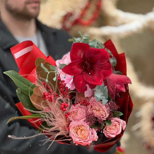 Ніжний букет з яскравими акцентами «Зимова романтика»