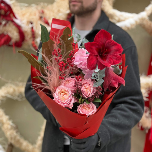 Ніжний букет з яскравими акцентами «Зимова романтика»