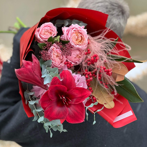 Ніжний букет з яскравими акцентами «Зимова романтика»