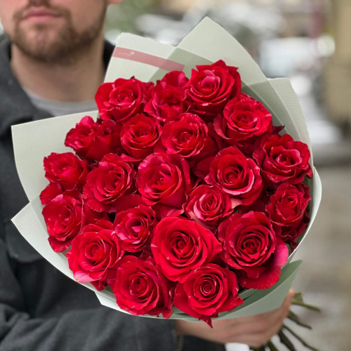 21 яскрава троянда сорту Red Panther у букеті «Екстравагантний блиск»