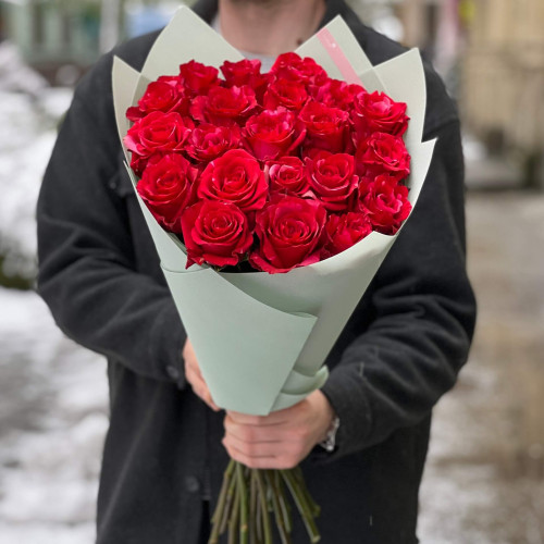 21 яскрава троянда сорту Red Panther у букеті «Екстравагантний блиск»