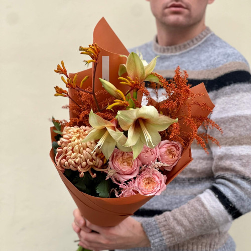 Interesting bouquet in autumn shades with amaryllis «Caramel Catherine»
