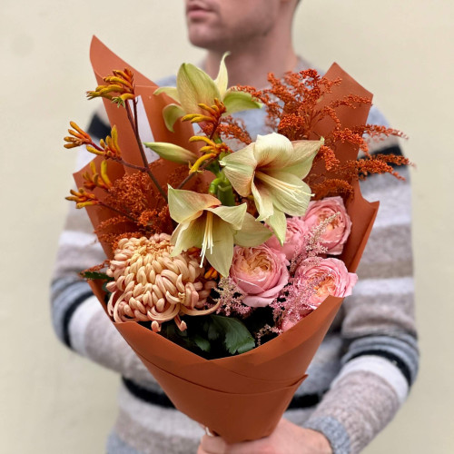 Interesting bouquet in autumn shades with amaryllis «Caramel Catherine»