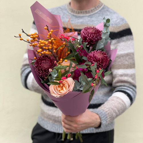 Unusual bouquet in autumn colors with Bigoudi chrysanthemums «Katerina's Feelings»
