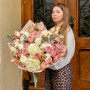 Luxurious bouquet in peach shades with premium Juliet roses «Delicate Clafoutis»