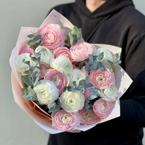21 ранункулюс з евкаліптом у букеті «Малиновий Семіфредо»
