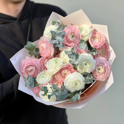 21 ранункулюс з евкаліптом у букеті «Малиновий Семіфредо»