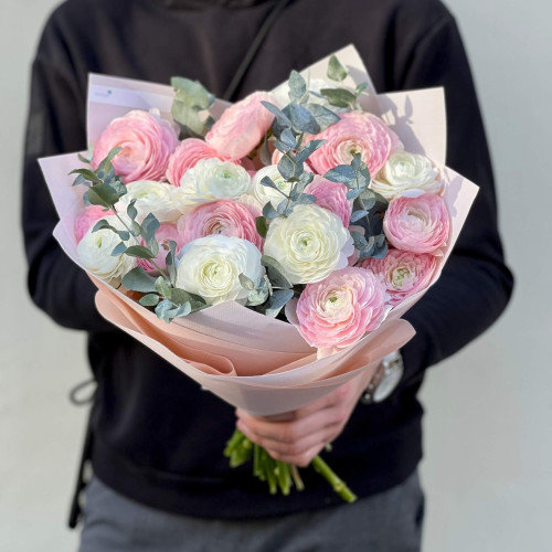 21 ранункулюс з евкаліптом у букеті «Малиновий Семіфредо»