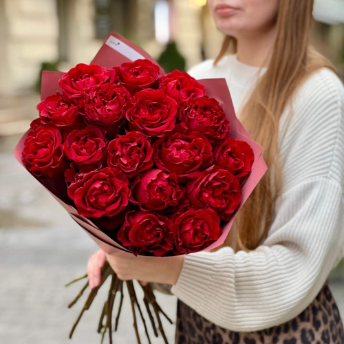 17 піоновидних троянд сорту Coqueta у букеті «Яскрава кокетка»