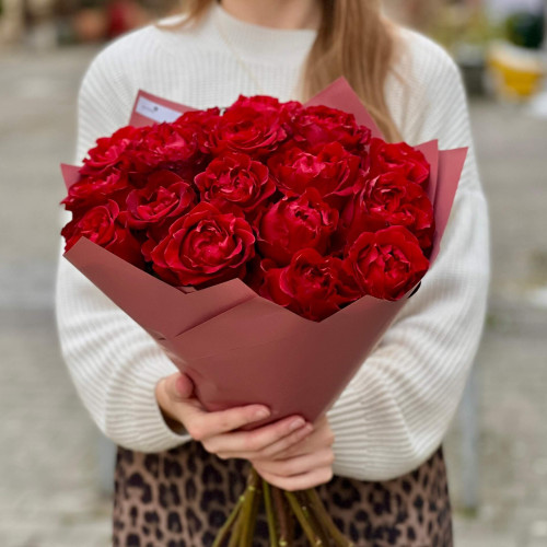 17 піоновидних троянд сорту Coqueta у букеті «Яскрава кокетка»