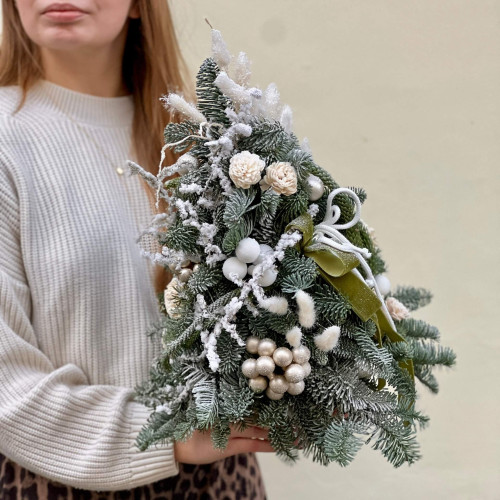 Святкова ялиночка з нобілісу та араукарії «Порцелянове свято»