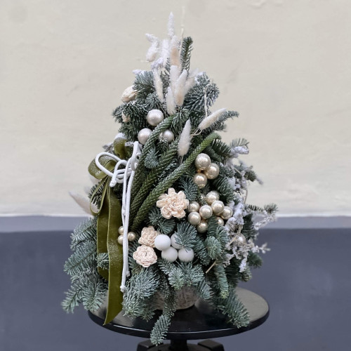 Святкова ялиночка з нобілісу та араукарії «Порцелянове свято»