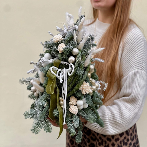 Святкова ялиночка з нобілісу та араукарії «Порцелянове свято»