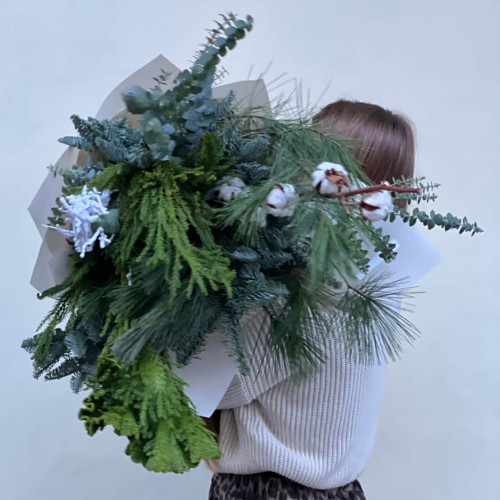 Стійкий букет із різноманітних хвойних «Зимовий затишок»