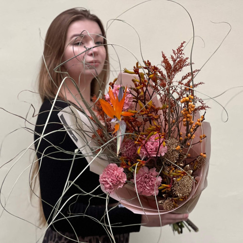 Екзотичний букет зі стреліцією «Замріяний Молінеро»