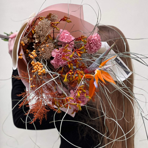 Екзотичний букет зі стреліцією «Замріяний Молінеро»