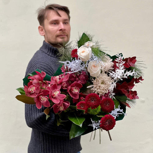 Розкішний букет з цимбідіумом та хвоєю «Морозна вишня»