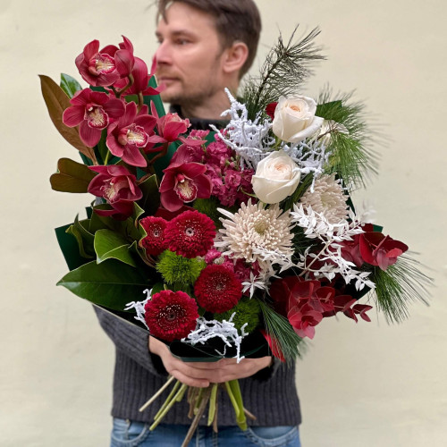 Розкішний букет з цимбідіумом та хвоєю «Морозна вишня»