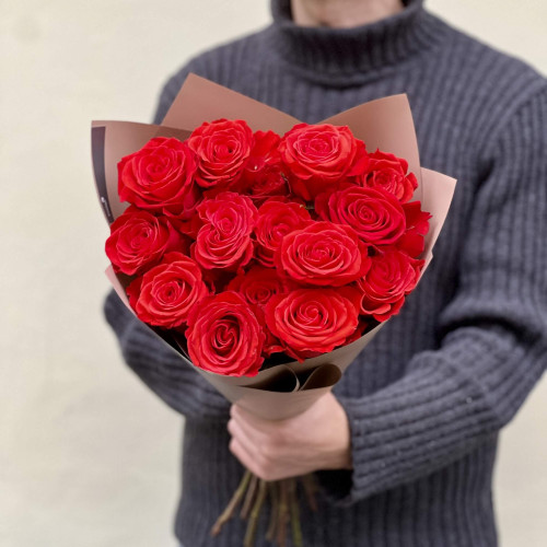 15 троянд сорту Nina у букеті «Яскрава силянка»