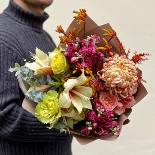 Цікавий букет з амарилісом та хризантемою «Відголоски осені»