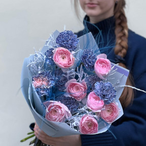 Вишуканий сезонний букет з ранункулюсами та преміальними діантусами «Зимовий вечір»