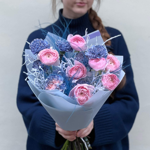 Вишуканий сезонний букет з ранункулюсами та преміальними діантусами «Зимовий вечір»