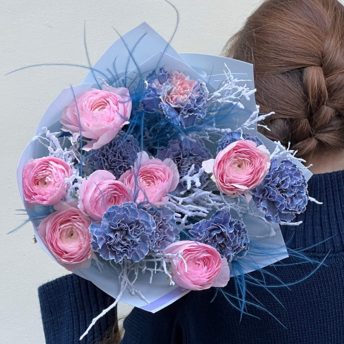 Вишуканий сезонний букет з ранункулюсами та преміальними діантусами «Зимовий вечір»