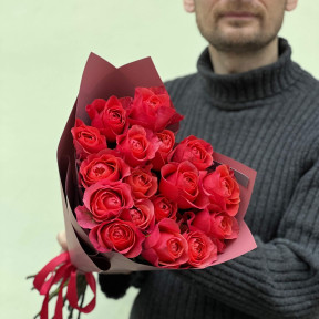 17 червоних півонієвидних троянд Dark X-Pression у букеті «Пристрасні обійми»