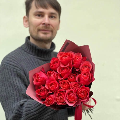 17 червоних півонієвидних троянд Dark X-Pression у букеті «Пристрасні обійми»