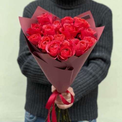 17 червоних півонієвидних троянд Dark X-Pression у букеті «Пристрасні обійми»