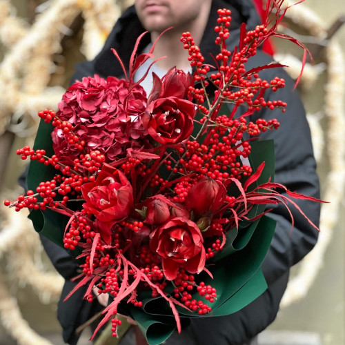 Яскравий букет у червоних відтінках «Зимове полум'я»