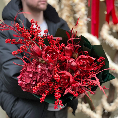 Яскравий букет у червоних відтінках «Зимове полум'я»