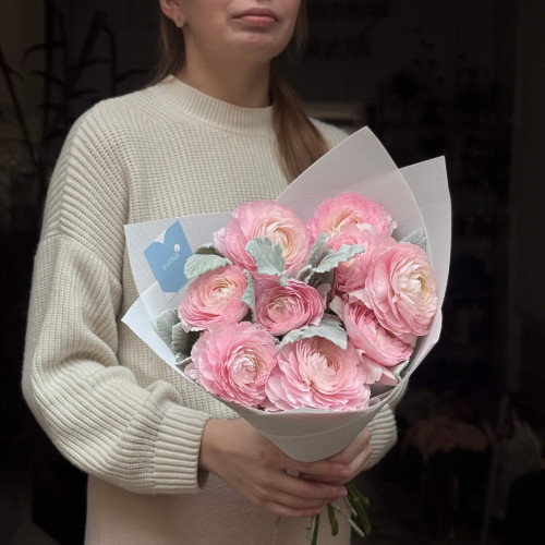 9 ранункулюсів з якобеєю у букеті «Пухнаста зима»