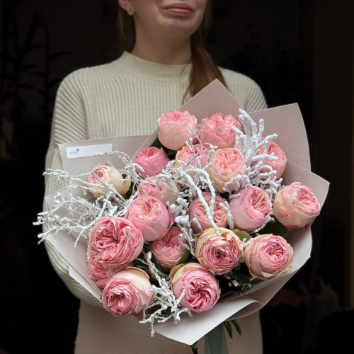 19 чарующих пионовидных роз сорта Mansfield Park в букете «Снежная весна»