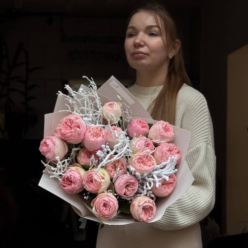 19 чарующих пионовидных роз сорта Mansfield Park в букете «Снежная весна»