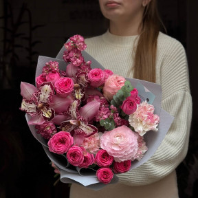 Яскравий букет з цимбідіумом та ранункулюсами «Зачарована весна»