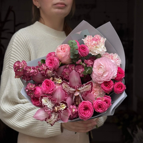 Яскравий букет з цимбідіумом та ранункулюсами «Зачарована весна»