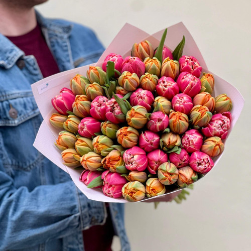55 пионовидных тюльпанов сортов Columbus и Orange Princess в букете «Весенняя принцесса»