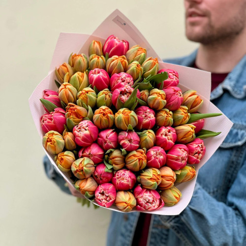 55 пионовидных тюльпанов сортов Columbus и Orange Princess в букете «Весенняя принцесса»