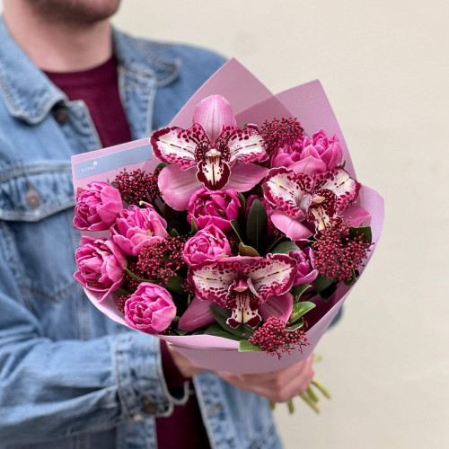 Милий букет з цимбідіумами та піоновидними тюльпанами «Чарівний затишок»