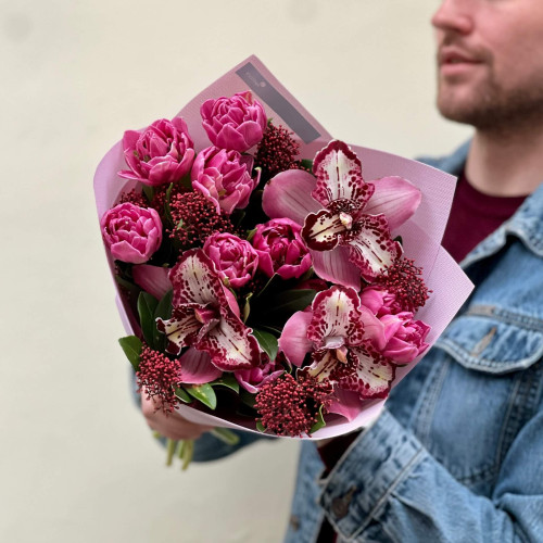 Милий букет з цимбідіумами та піоновидними тюльпанами «Чарівний затишок»