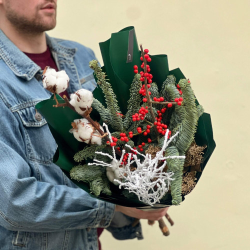 Зимний букет с хвоей и илексом «Морозная улыбка»