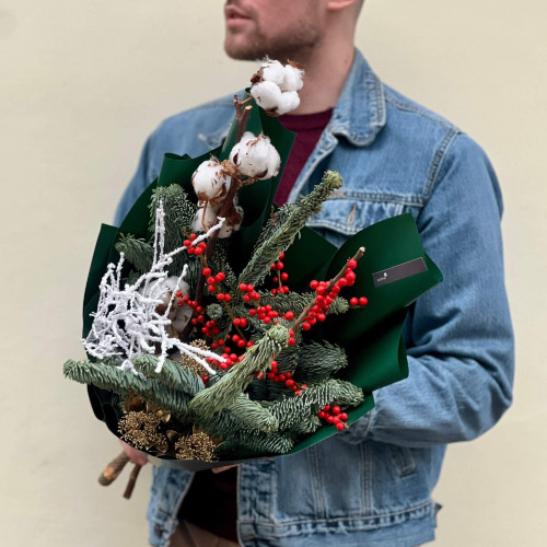 Зимний букет с хвоей и илексом «Морозная улыбка»