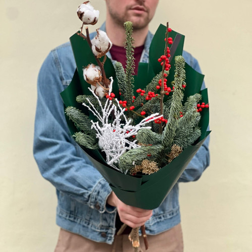 Зимний букет с хвоей и илексом «Морозная улыбка»