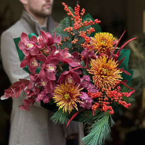 Цікавий букет з екзотичним цимбідіумом та хризантемами сорту Safina «Імбирний вечір»