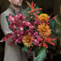 Интересный букет с экзотическим цимбидиумом и хризантемами сорта Safina «Имбирный вечер»