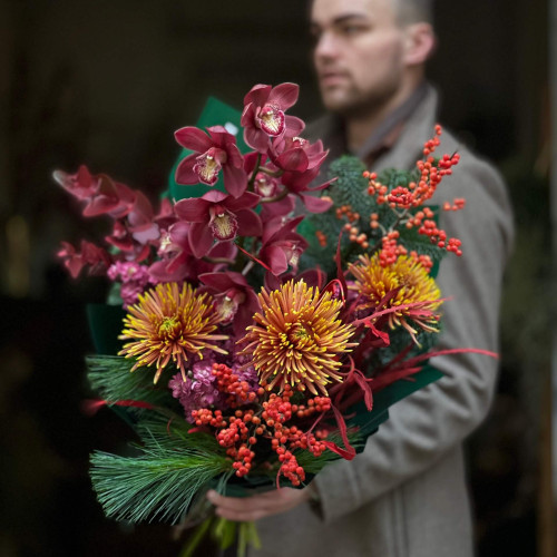 Интересный букет с экзотическим цимбидиумом и хризантемами сорта Safina «Имбирный вечер»